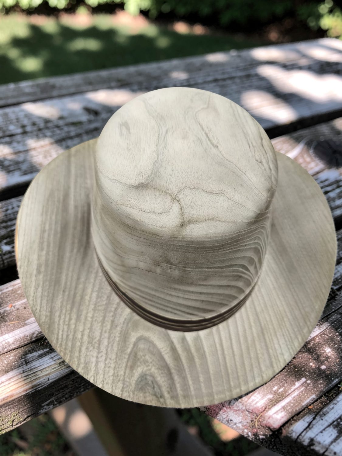 Holzhut von oben auf Holztisch