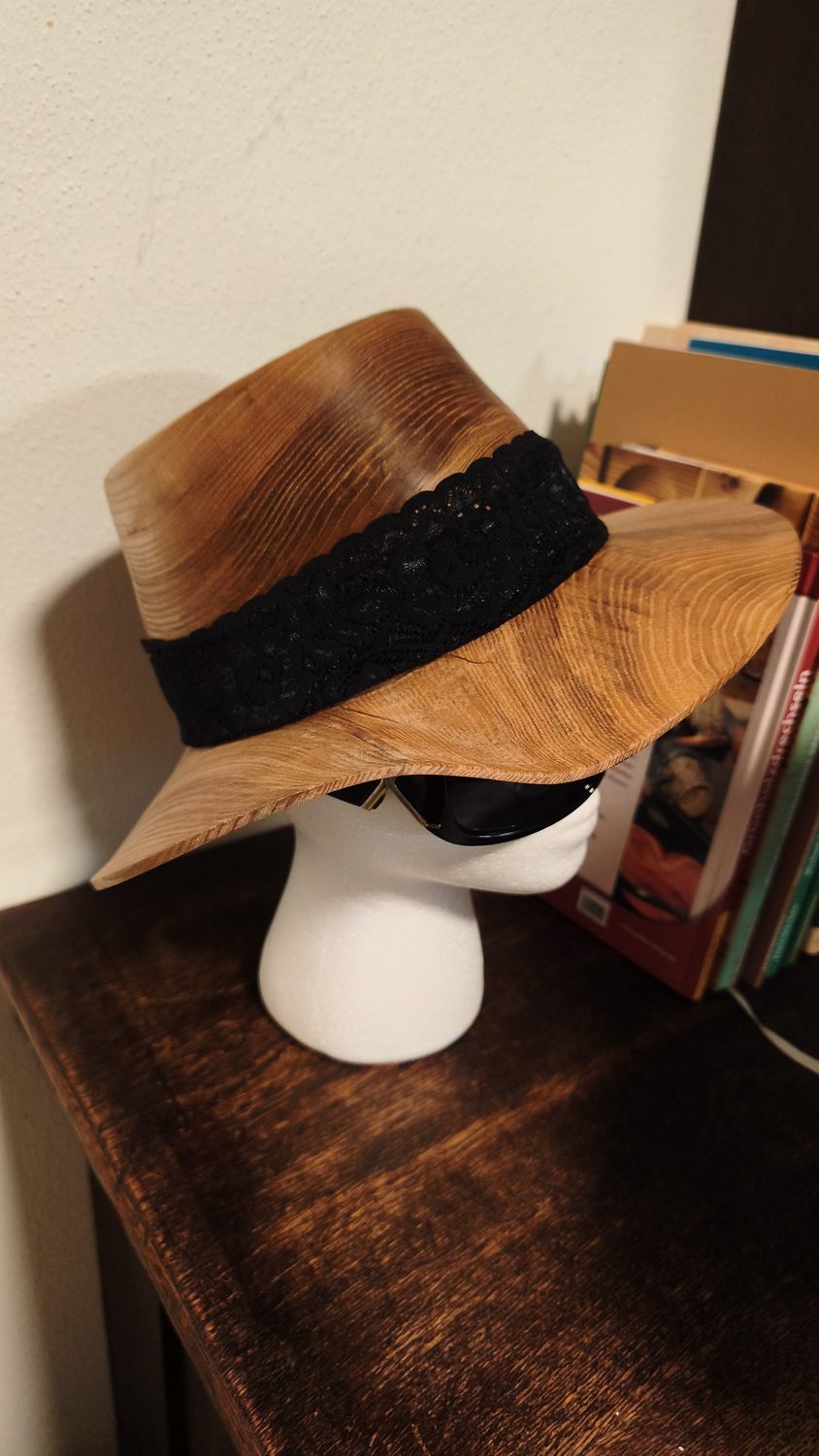Holzhut auf einem Ständer