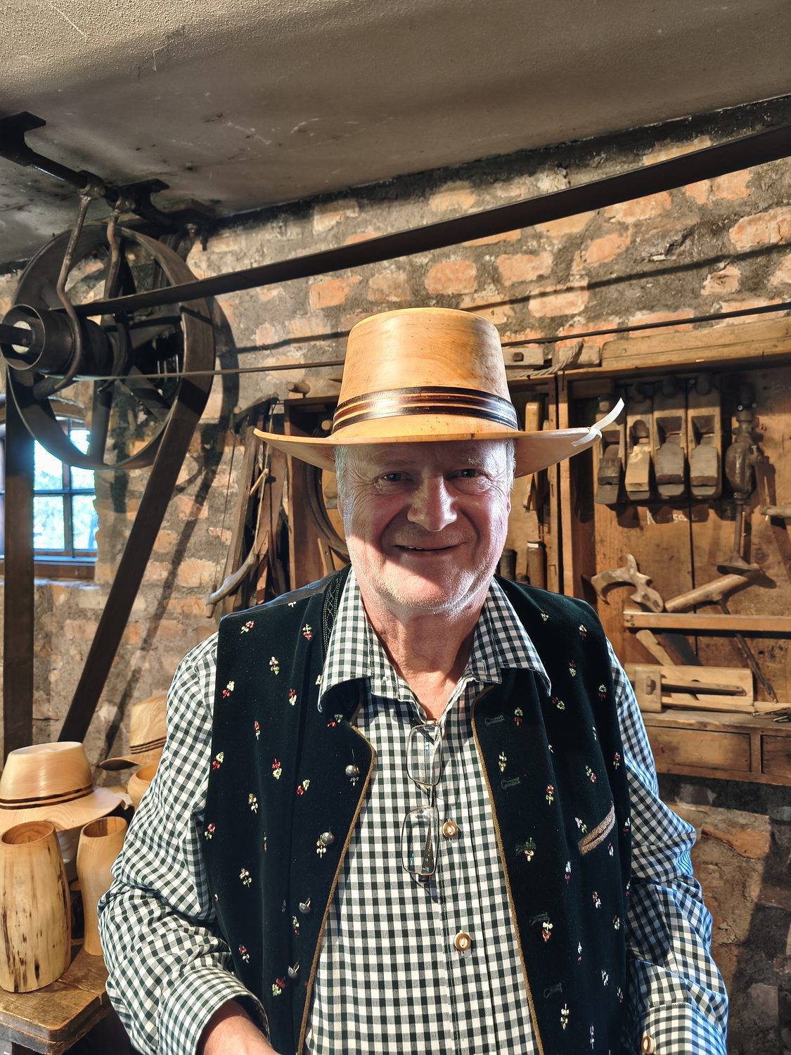 Wolfgang Hetzmannseder mit Hut bei einem Markt