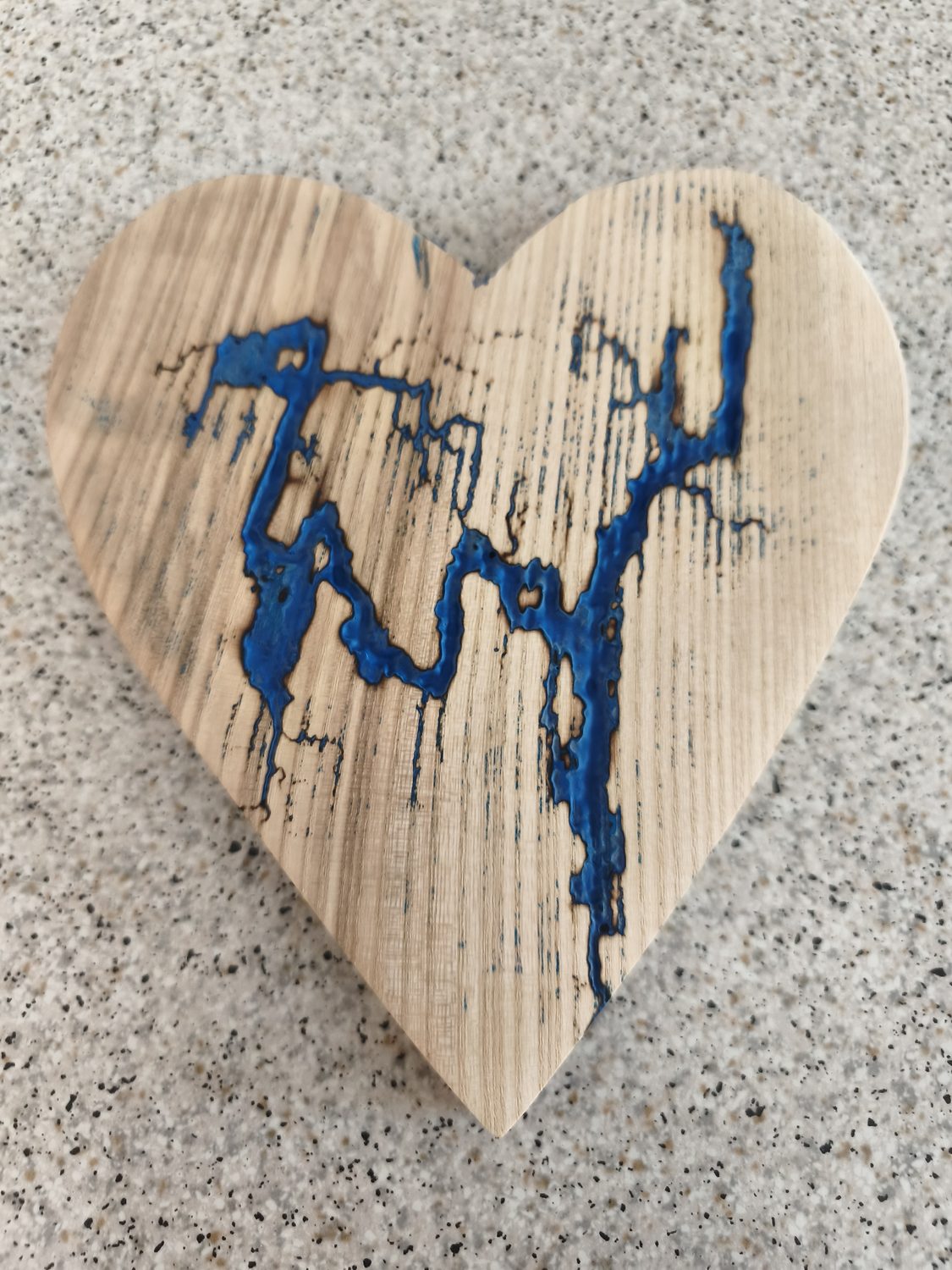 Holzherz mit Lichtenberg-Muster