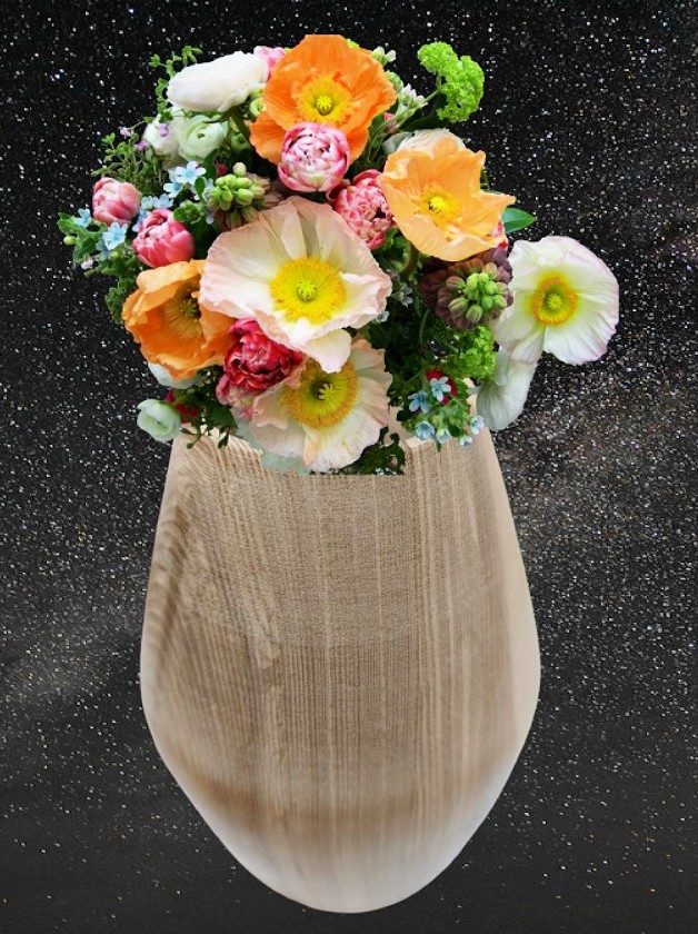 Holzvase mit Blumen