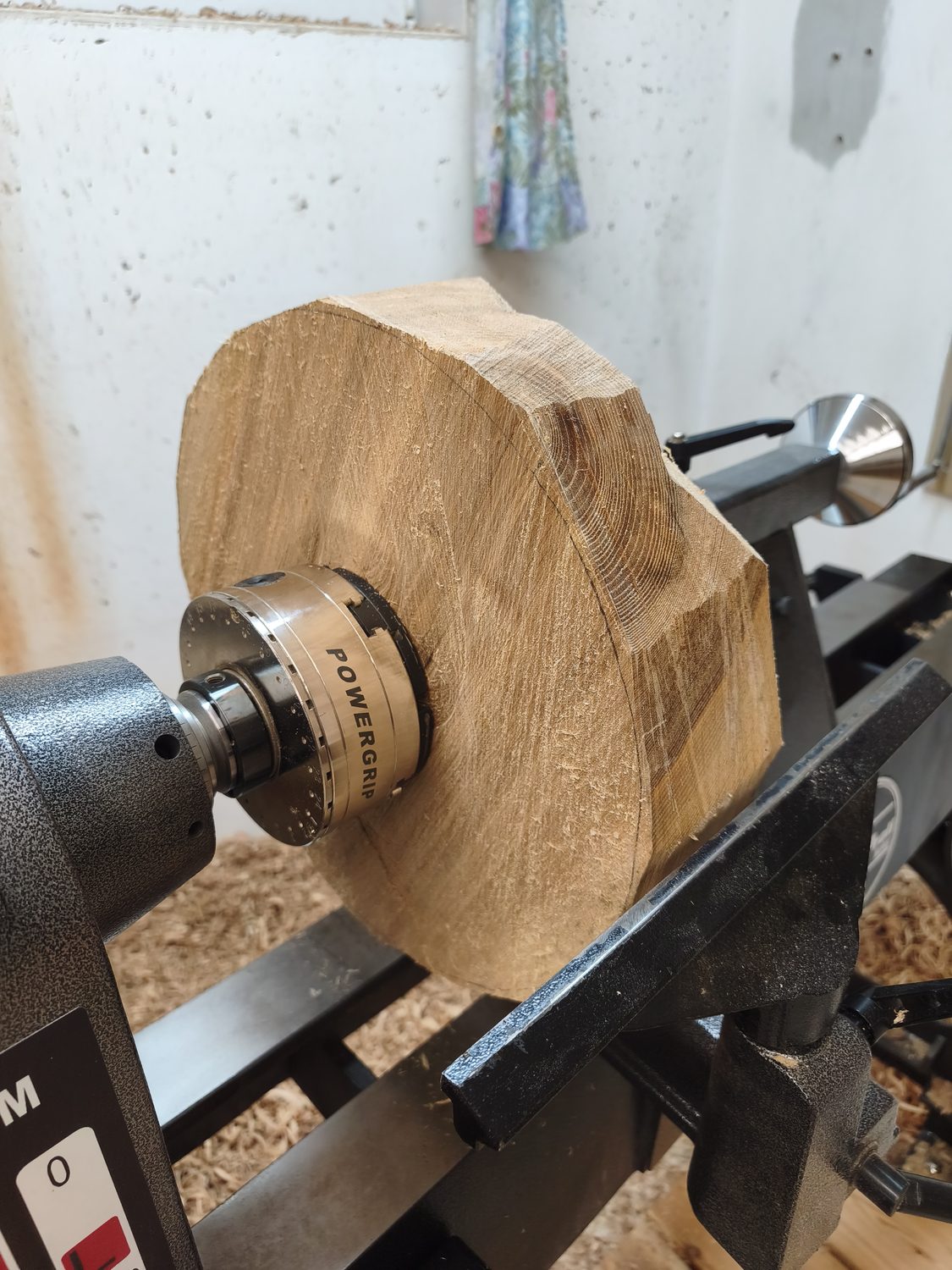 Grob zugeschnittener Holzblock auf der Drechselbank
