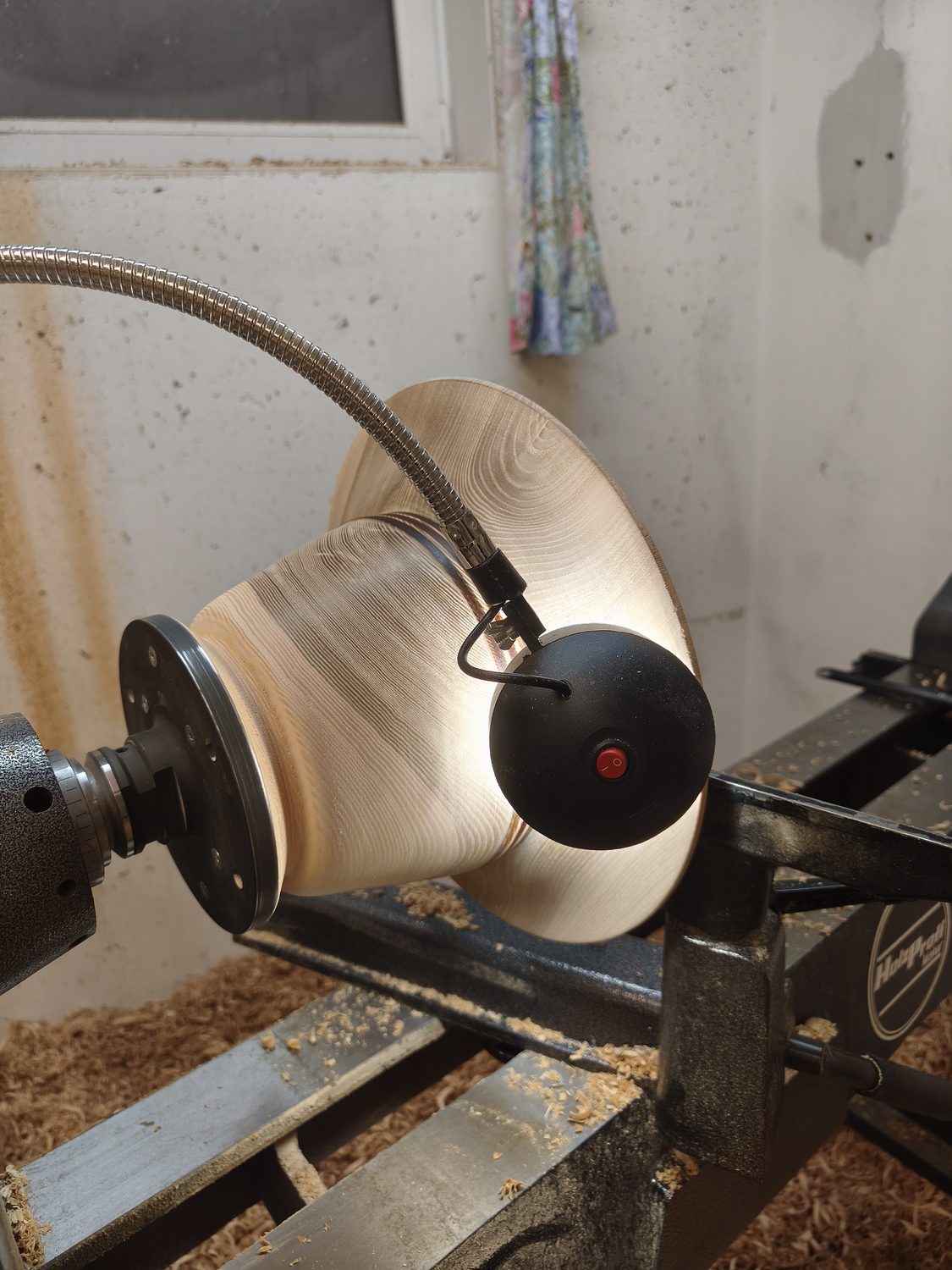 Aushöhlen mit Lampe zur Kontrolle der Wandstärke