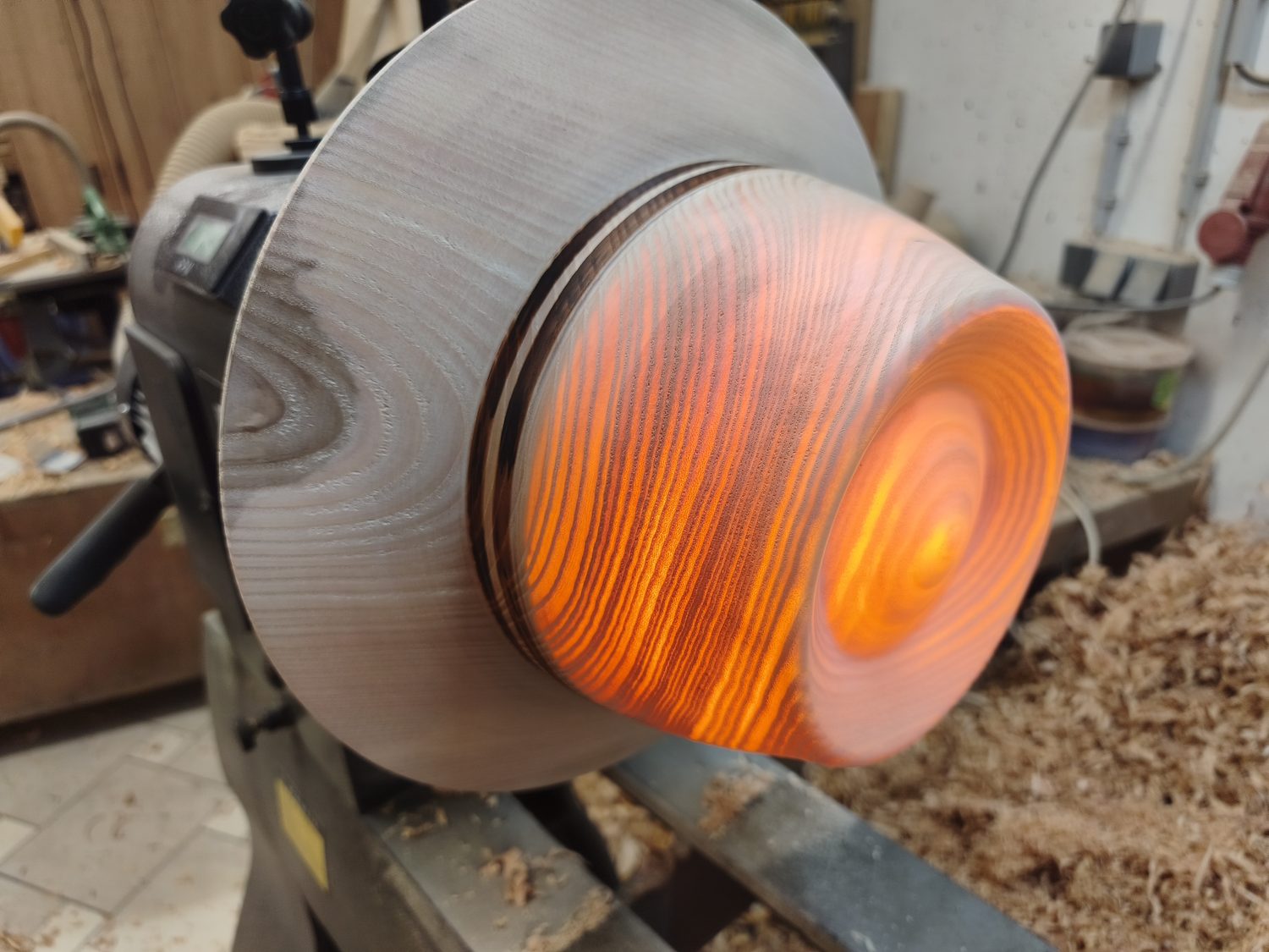 Dünnes Holz auf der Drechselbank – das Licht scheint hindurch